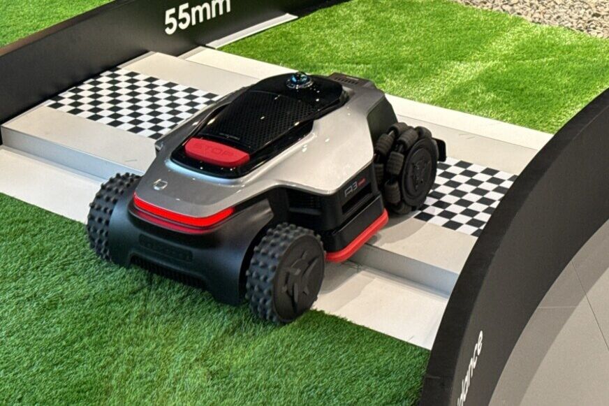 Dreame A4 AWD Pro EdgeMaster Schwenkarm fährt seitlich über das Gehäuse hinaus
